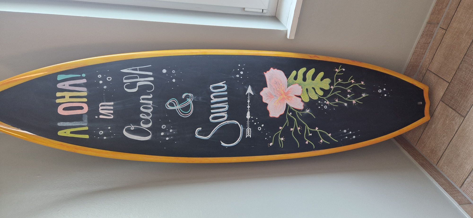Surfbrett mit Aufschrift: Aloha! im Ocean SPA und Sauna