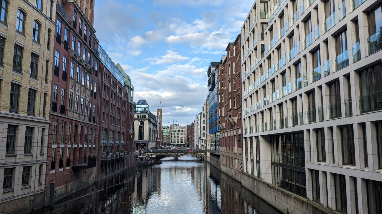 Ein Ausblick auf den Fluss in Stadthausbrücke